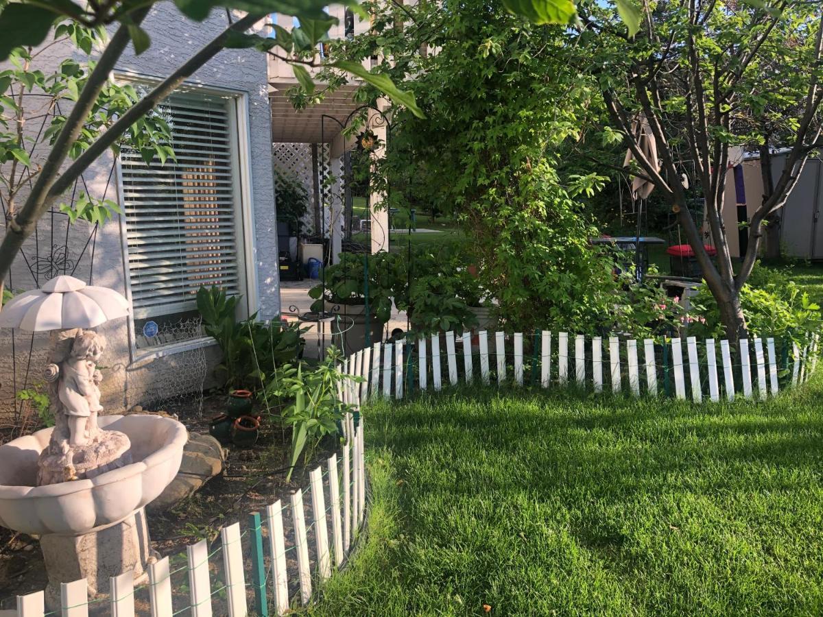 Hamptons Rose Garden Family! Otel YYC Dış mekan fotoğraf
